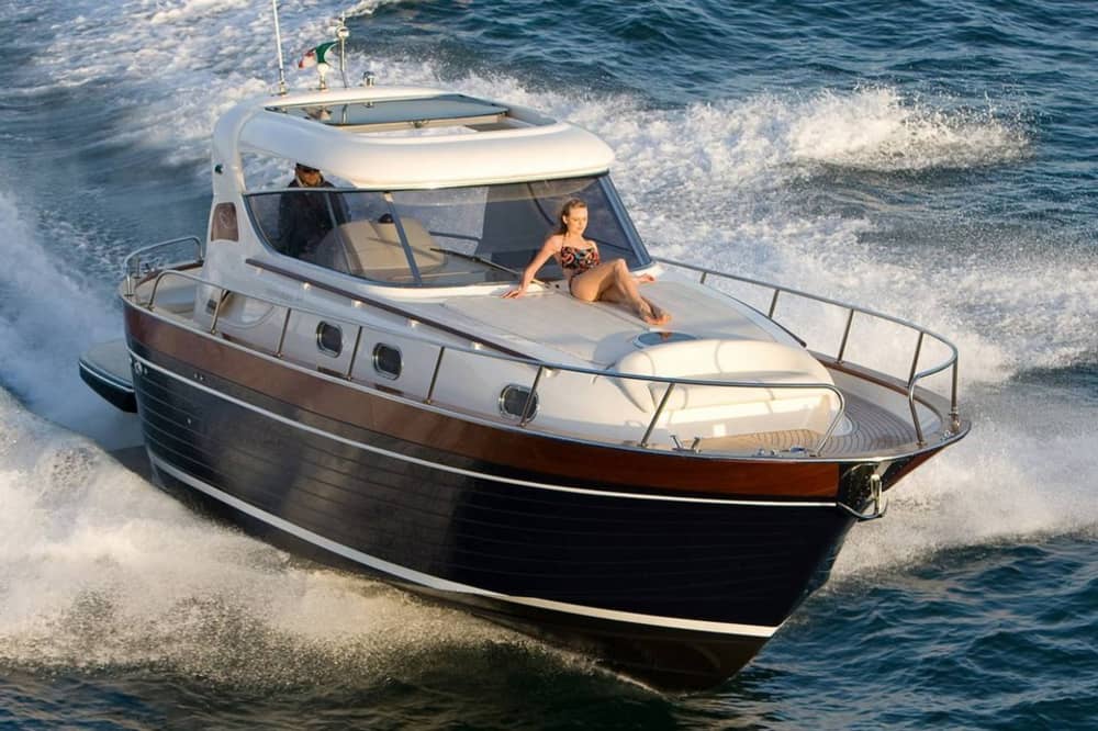 Privat båttur runt Massa Lubrense på motorbåt