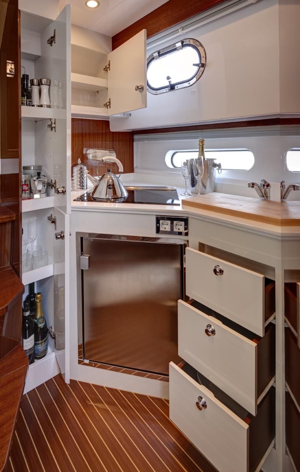 Privat båttur runt Massa Lubrense på motorbåt