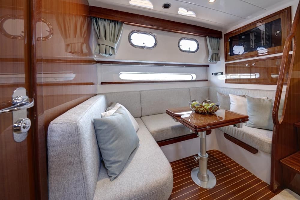 Privat båttur runt Massa Lubrense på motorbåt