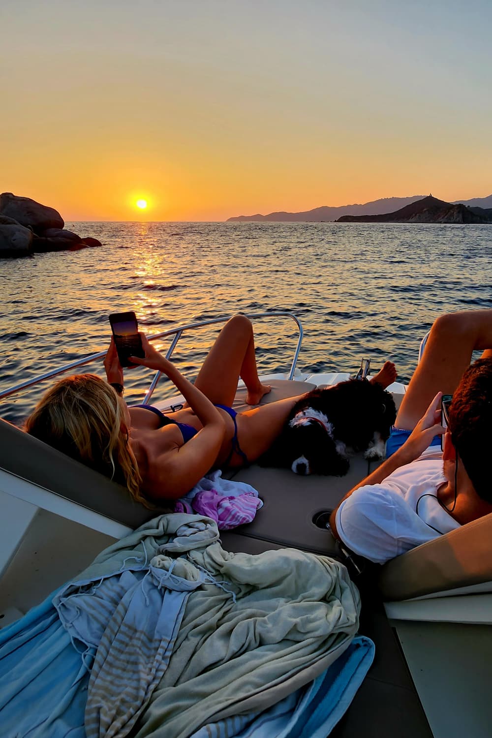 Mini-Yachttour im Meeresgebiet von Villasimius mit Inselausflug und Sonnenuntergangsaperitif