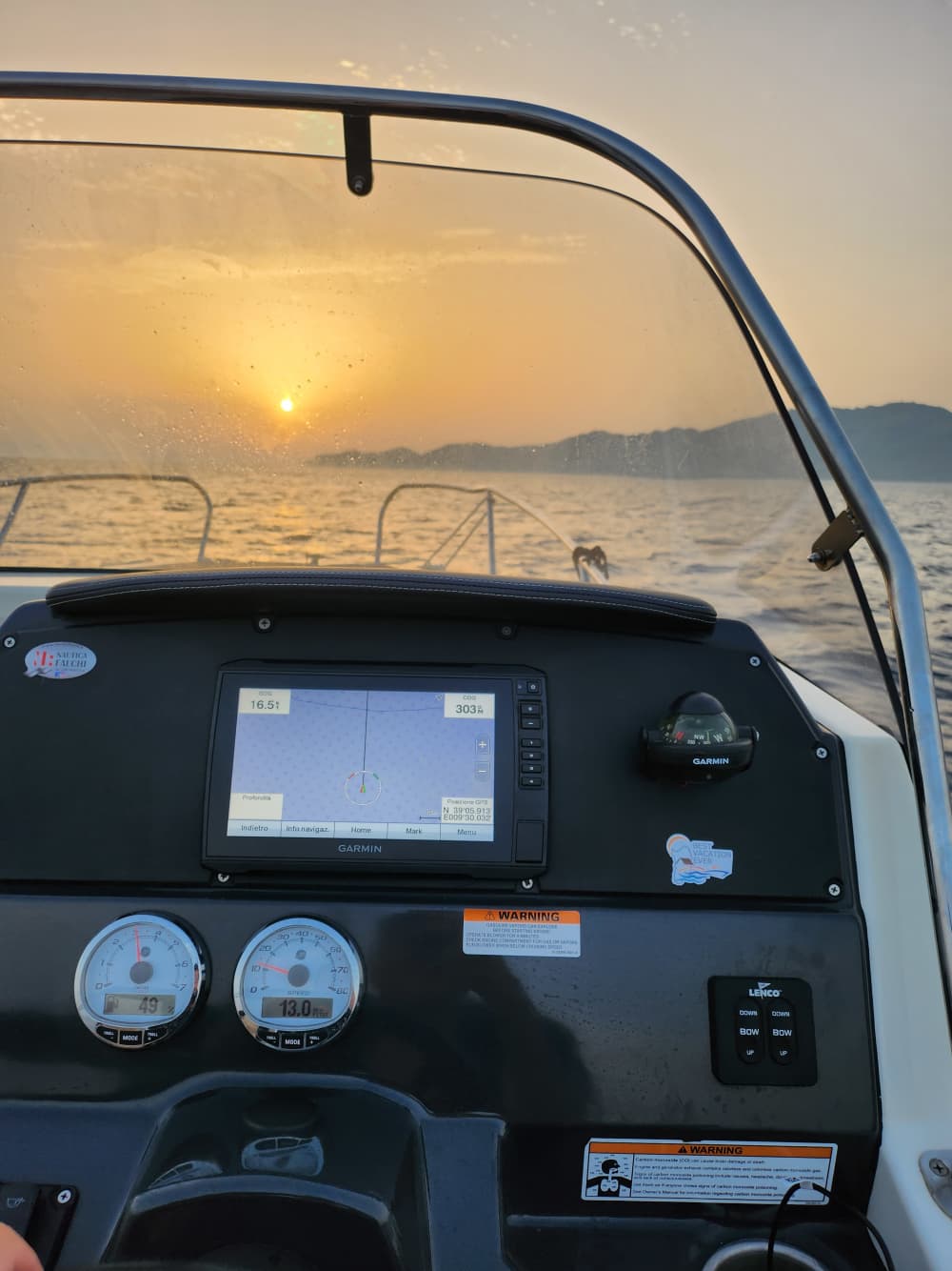 Mini-Yachttour im Meeresgebiet von Villasimius mit Inselausflug und Sonnenuntergangsaperitif