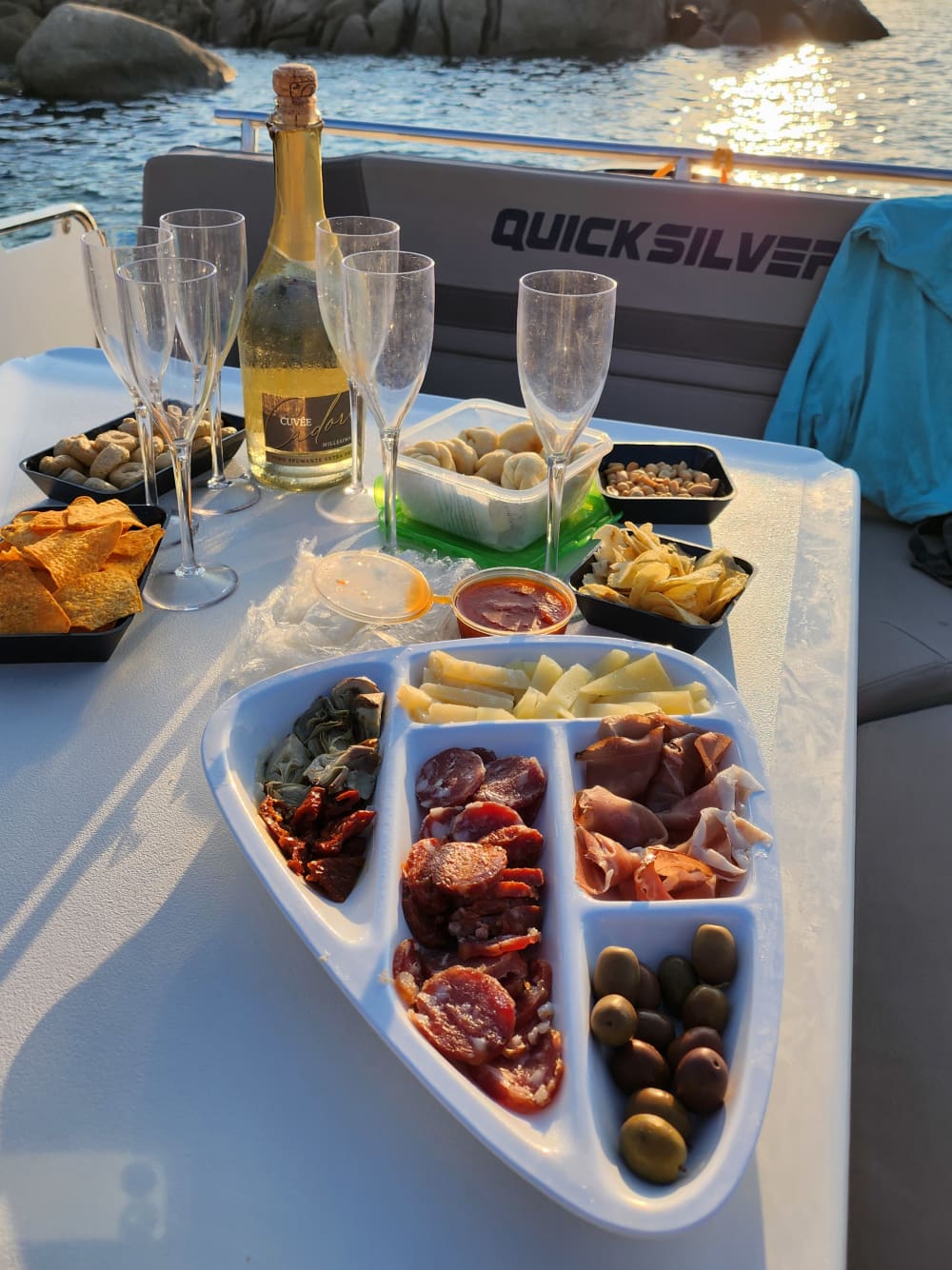 Mini-Yachttour im Meeresgebiet von Villasimius mit Inselausflug und Sonnenuntergangsaperitif