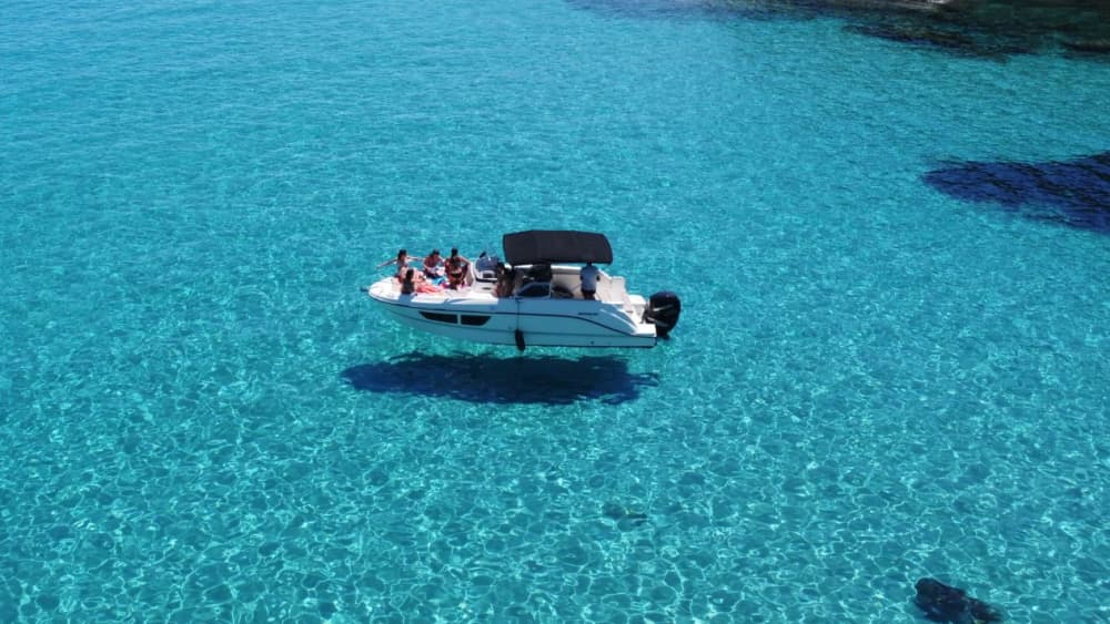 Exklusiv miniyachttur i Villasimius marina skyddade område med ett dopp i Venus naturliga pooler.