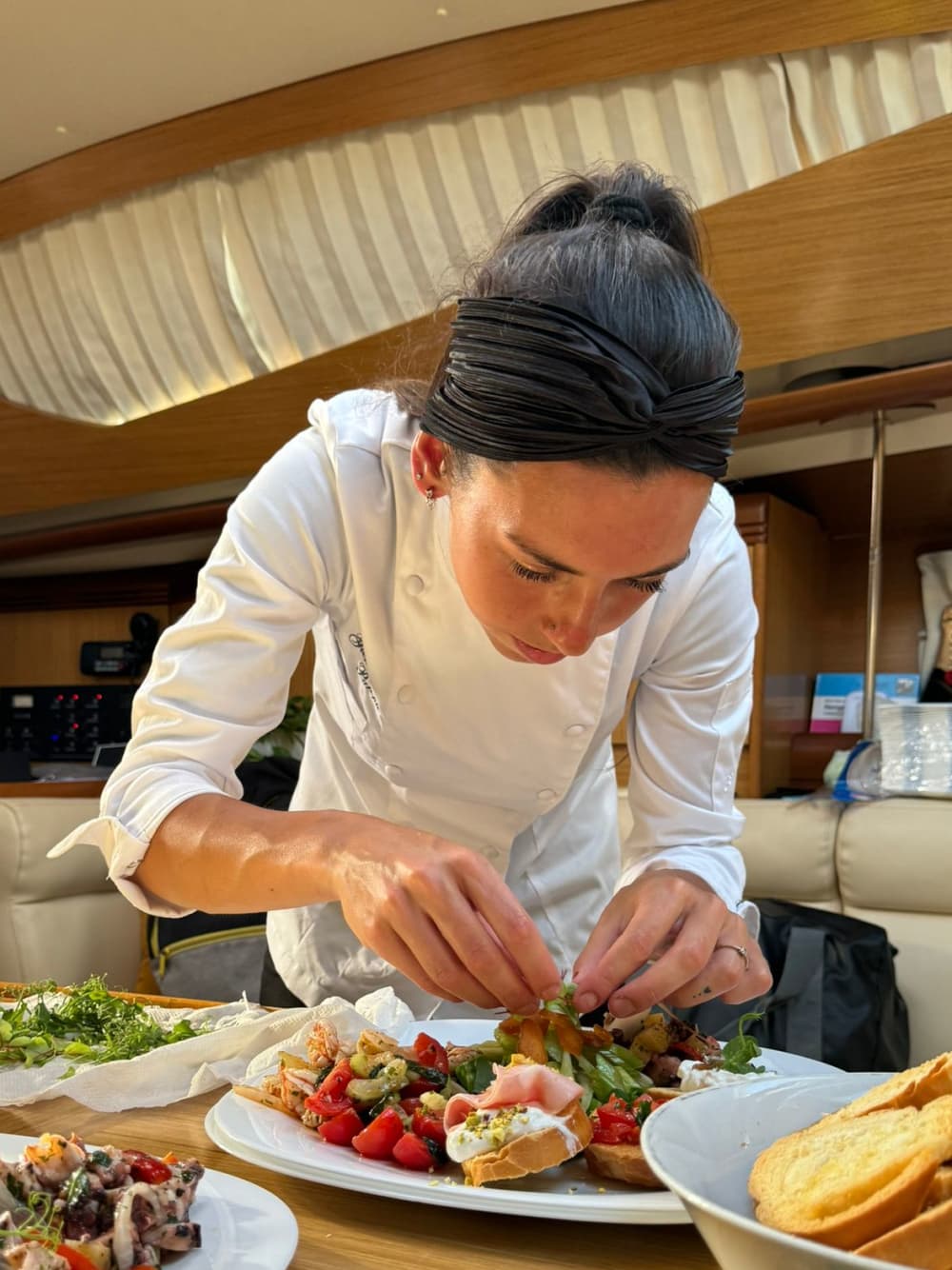 Gourmet-Verkostung bei Sonnenuntergang auf einer Mini-Yacht