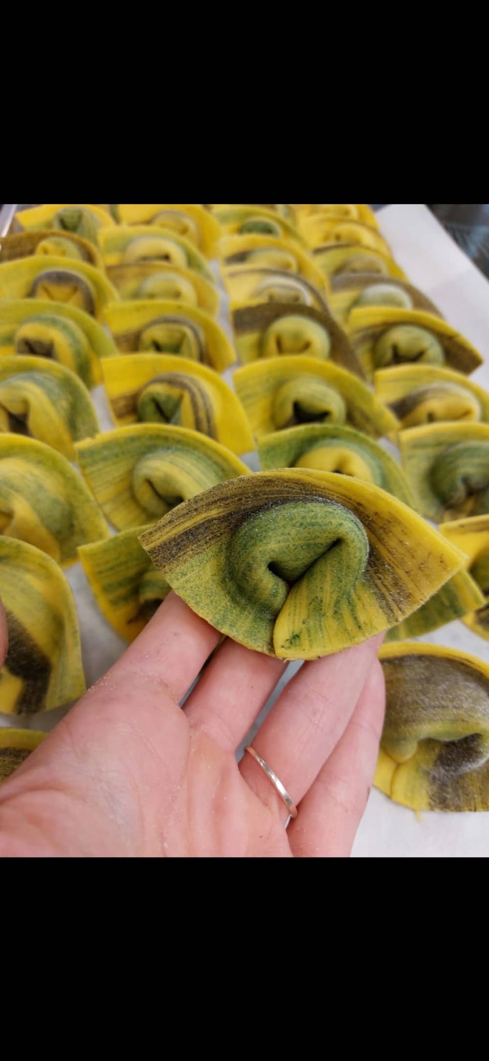 Gourmet-Verkostung bei Sonnenuntergang auf einer Mini-Yacht