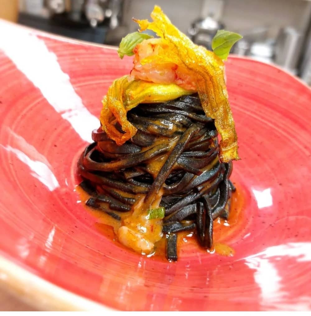 Gourmet-Verkostung bei Sonnenuntergang auf einer Mini-Yacht