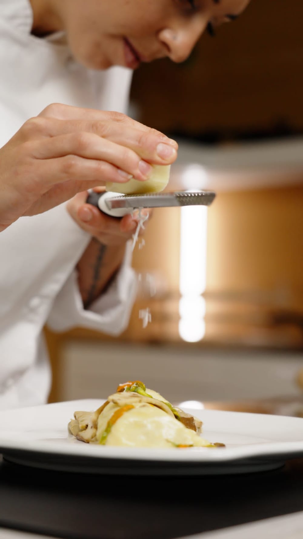 Gourmet-Verkostung bei Sonnenuntergang auf einer Mini-Yacht