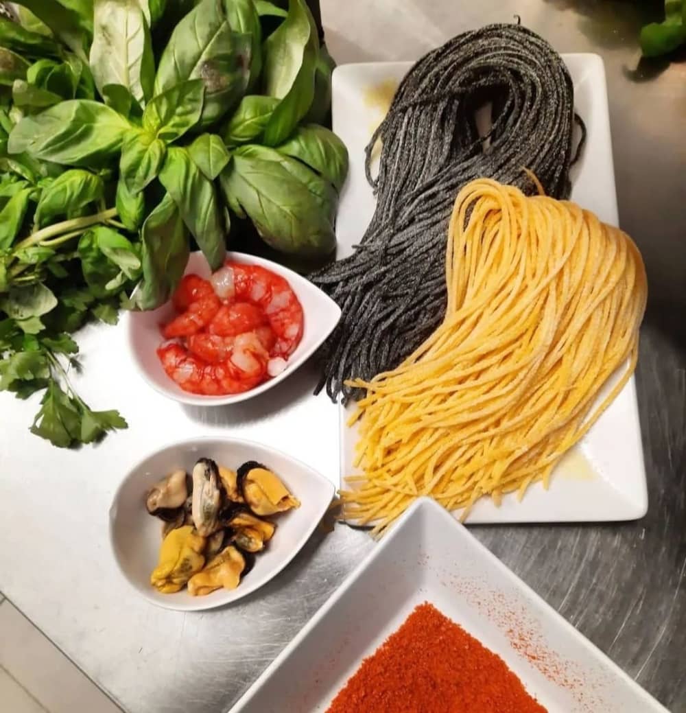 Gourmet-Verkostung bei Sonnenuntergang auf einer Mini-Yacht