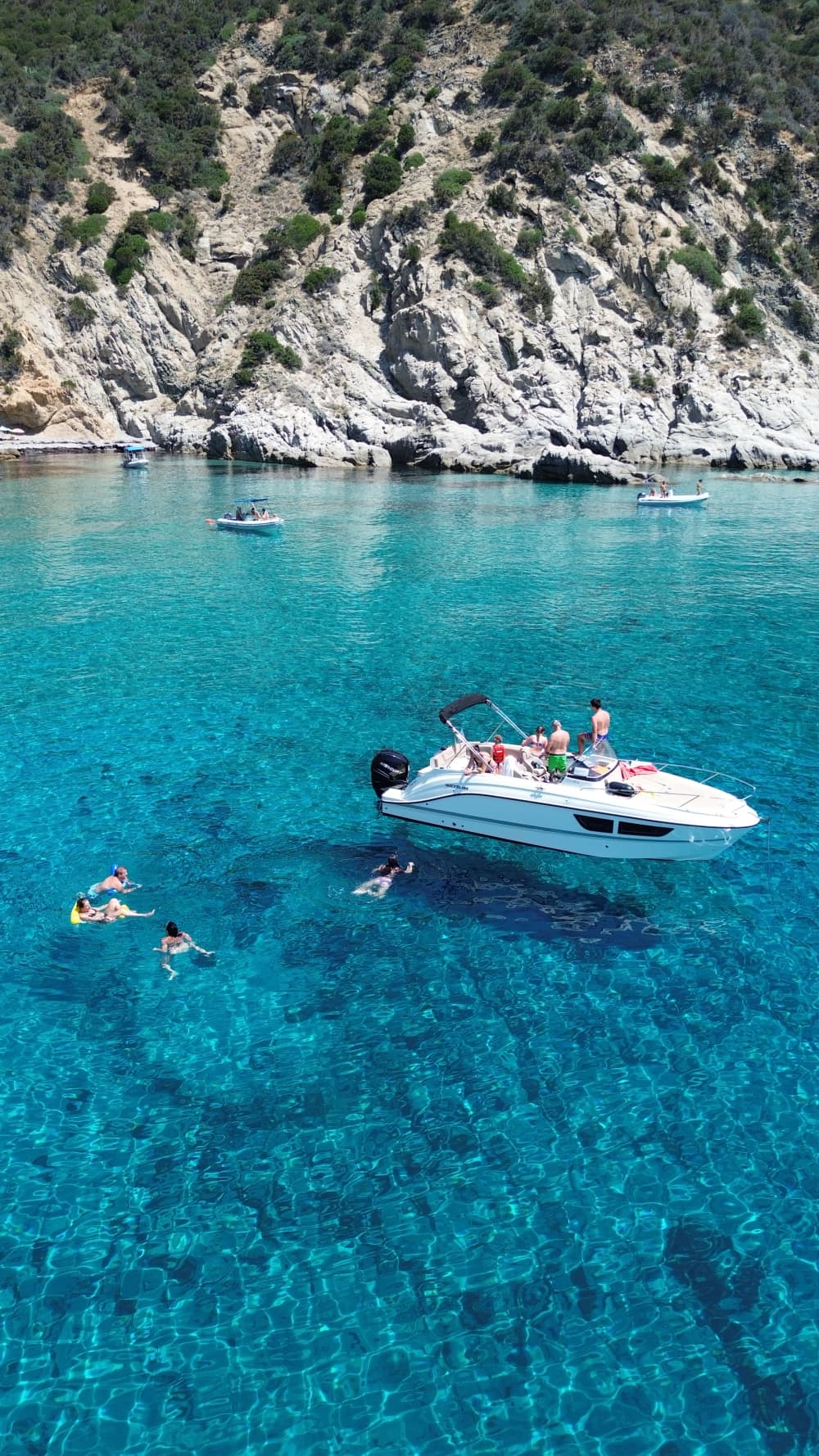 Visite exclusive en mini-yacht de la zone marine protégée de Villasimius avec un plongeon dans les piscines naturelles de Vénus.