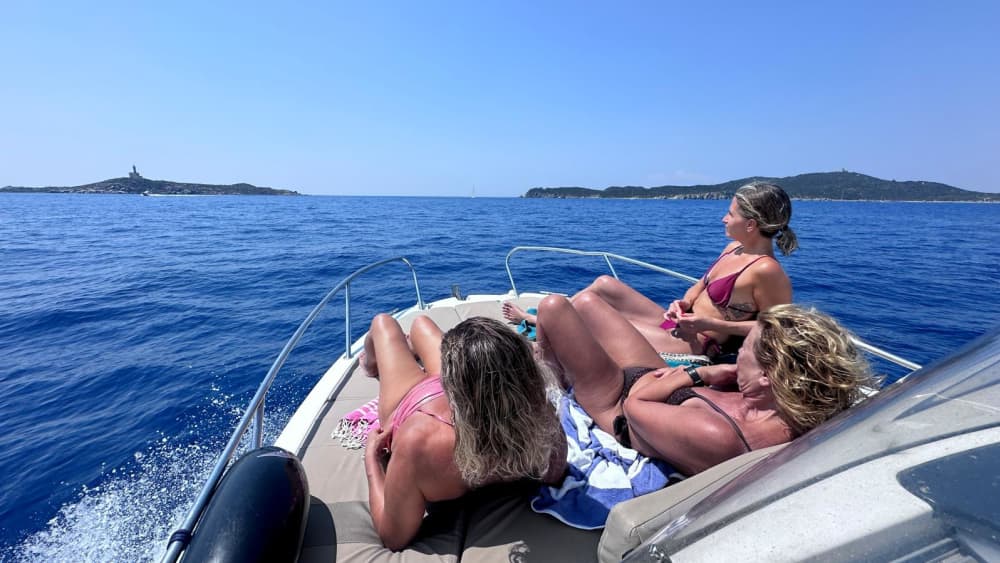 Visite exclusive en mini-yacht de la zone marine protégée de Villasimius avec un plongeon dans les piscines naturelles de Vénus.