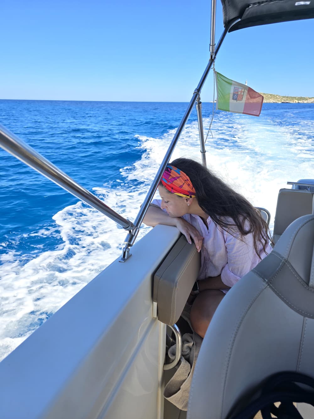 Visite exclusive en mini-yacht de la zone marine protégée de Villasimius avec un plongeon dans les piscines naturelles de Vénus.