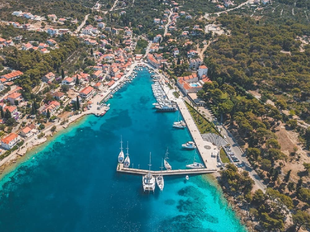 Avkopplande halvdagstur - Blå lagunen och Maslinica-bukten flyr på en motorbåt från Split