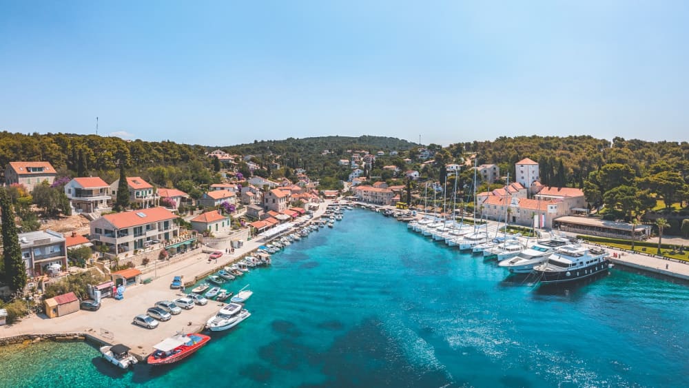 Avkopplande halvdagstur - Blå lagunen och Maslinica-bukten flyr på en motorbåt från Split