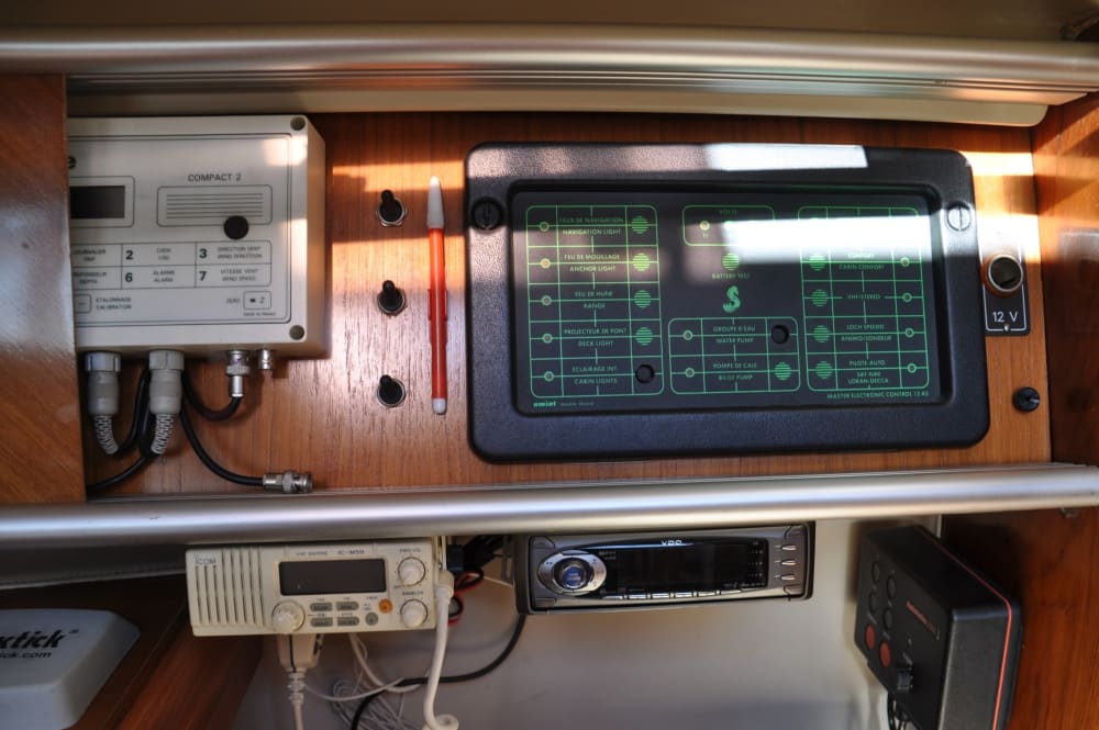 Sfrutta al massimo ogni momento: una giornata intera di sole intorno ad Aix-les-Bains su una barca a vela.