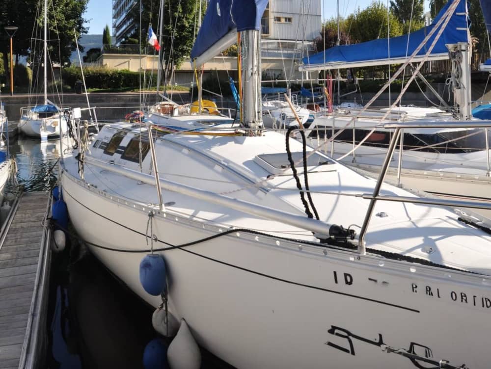 Sfrutta al massimo ogni momento: una giornata intera di sole intorno ad Aix-les-Bains su una barca a vela.