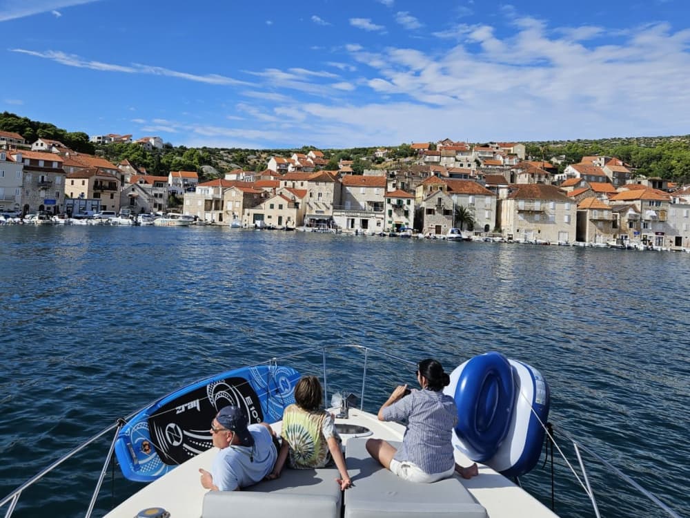 Индивидуальная лодочная экскурсия: путешествие по островам и укромным бухтам Далмации.