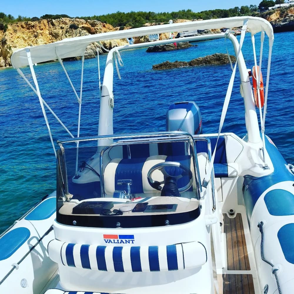 Goditi 3 ore e 30 di sole su un motoscafo a Portimão