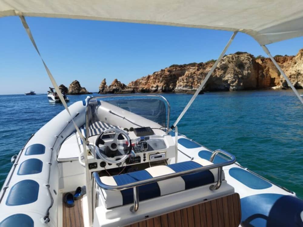 Goditi 3 ore e 30 di sole su un motoscafo a Portimão