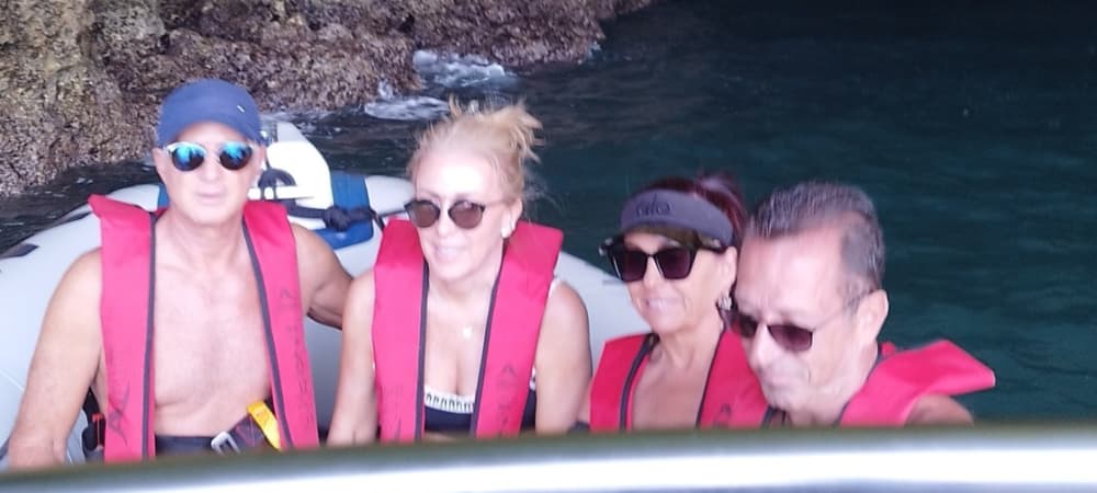 Goditi 3 ore e 30 di sole su un motoscafo a Portimão