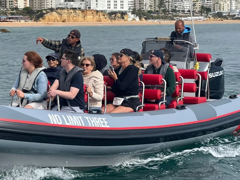 4 horas para descubrir Albufeira en lancha motora.