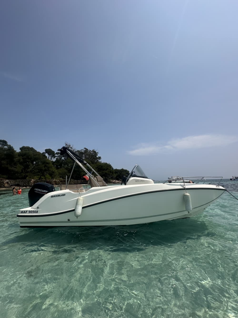 Mare, amore e sole: una giornata ricca di emozioni su un motoscafo.