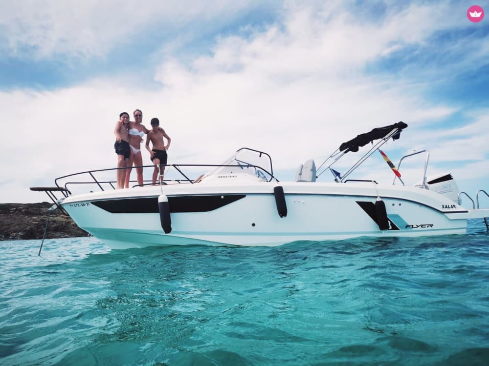 4 horas de sol, baño y rincones secretos a lo largo de la costa de Menorca.