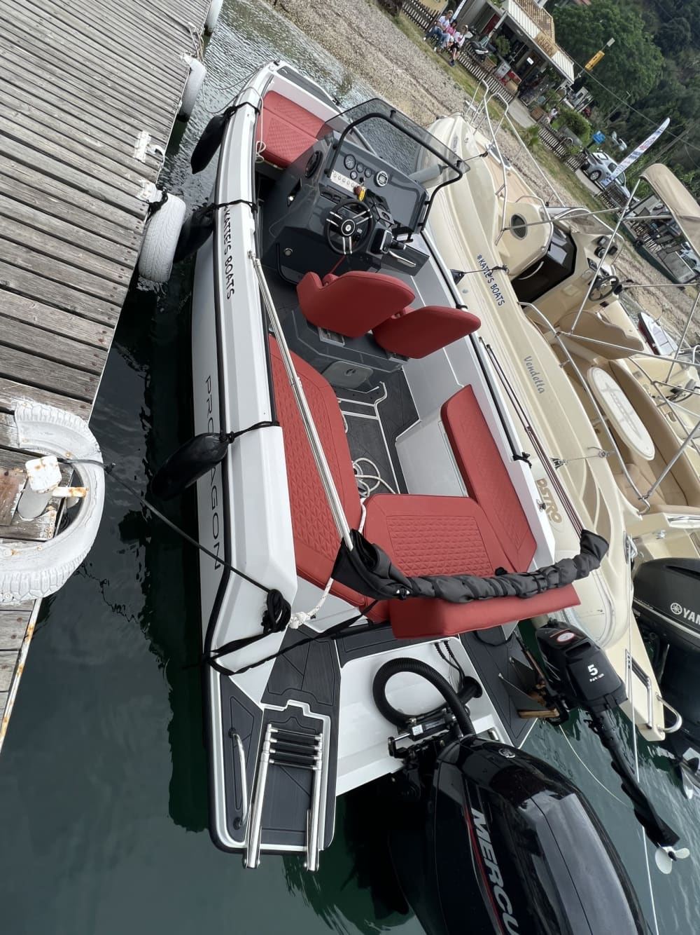 Découvrez Corfou : une journée entière de soleil sur un bateau à moteur