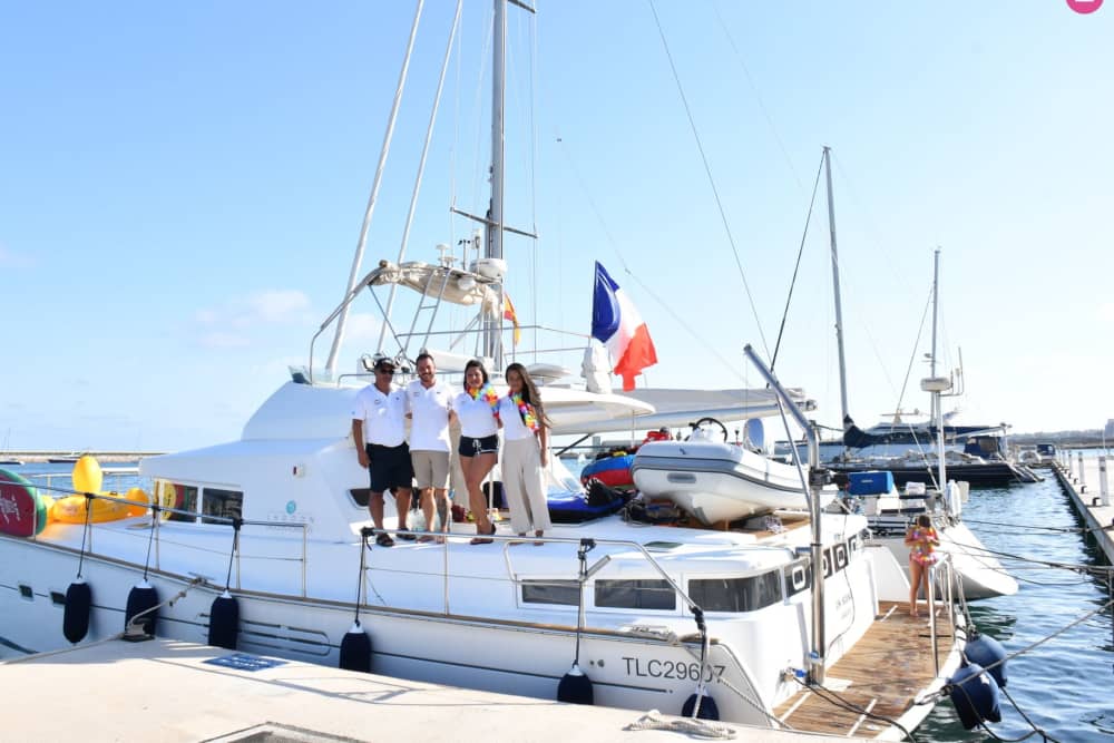 Tramonto, mare e sushi: un'esperienza culinaria galleggiante a Torrevieja.