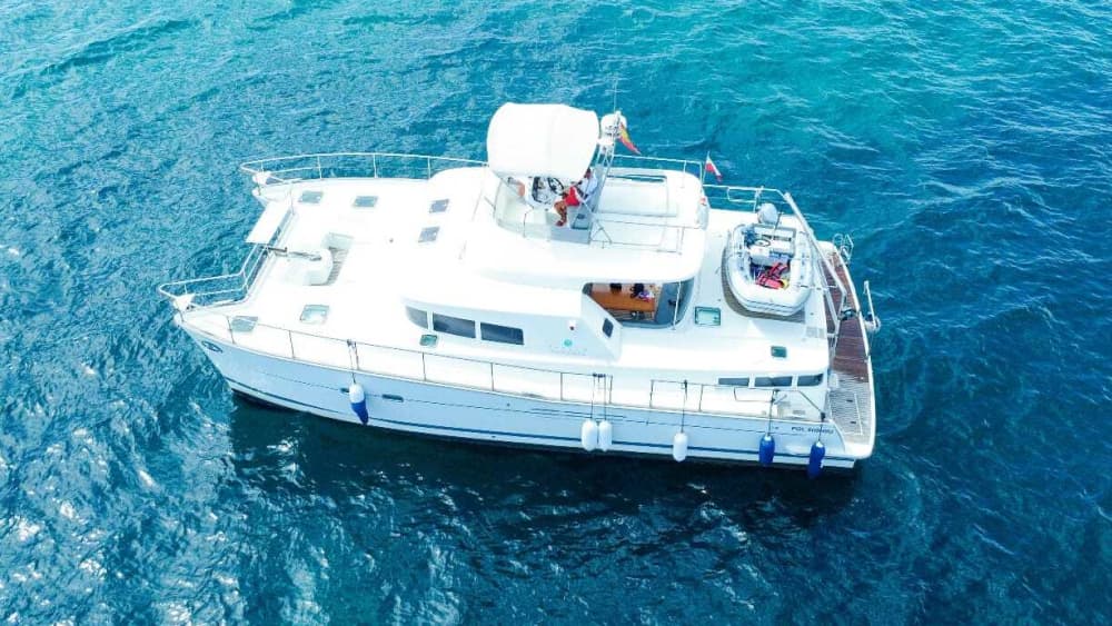 Tramonto, mare e sushi: un'esperienza culinaria galleggiante a Torrevieja.