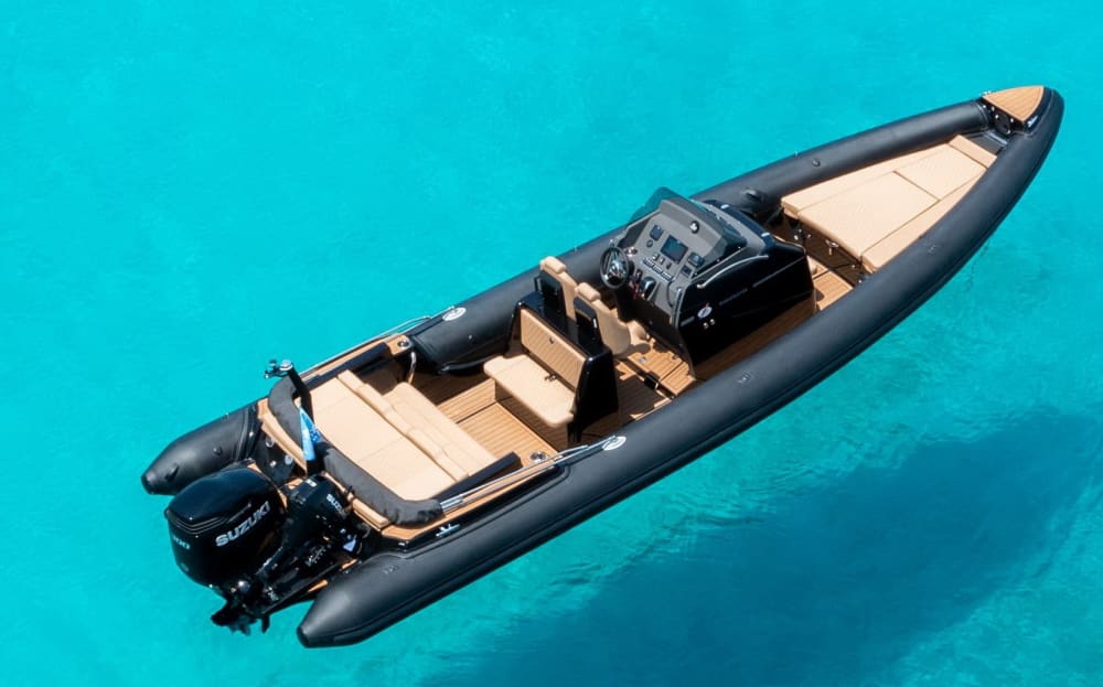 Weiß, blau und göttlich: Ein ganzer Tag auf einem Motorboot