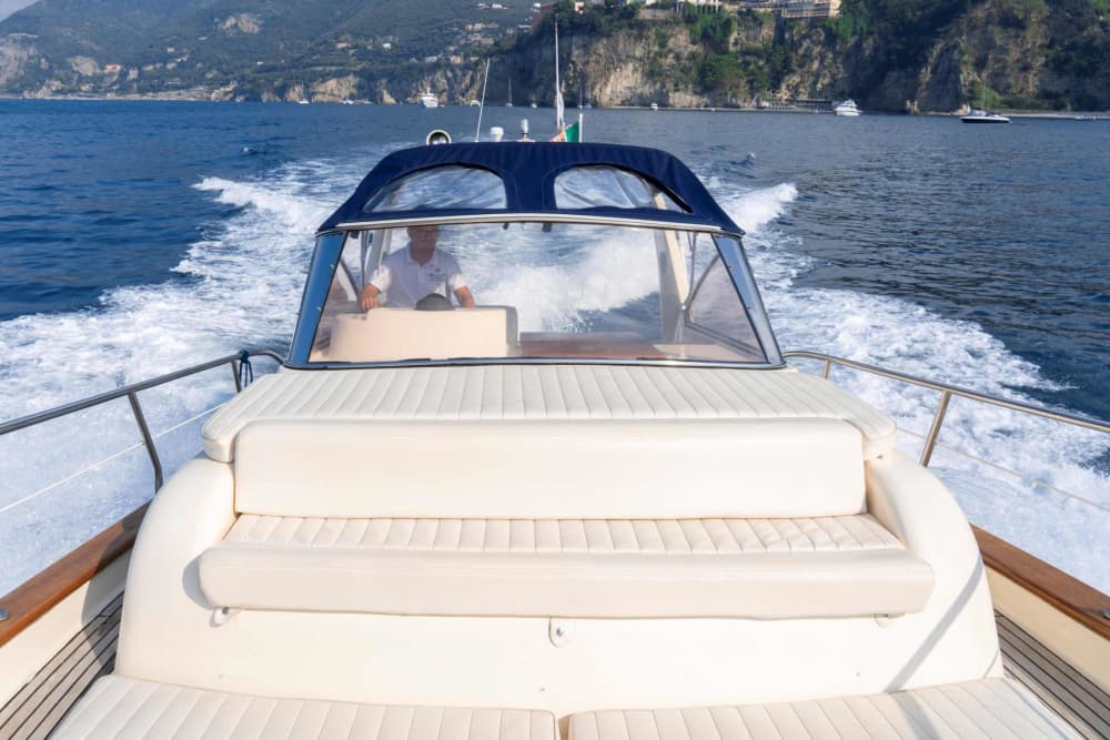 Scopri Sorrento a bordo di un motoscafo per 8 ore.