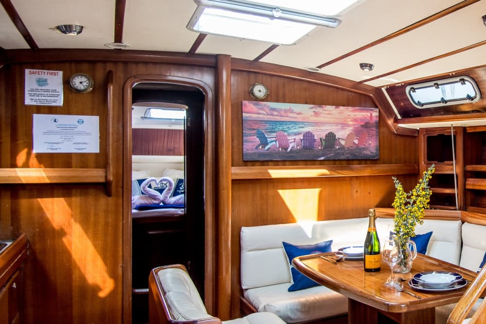 Scopri Atene con un'escursione in barca a vela di un'intera giornata.