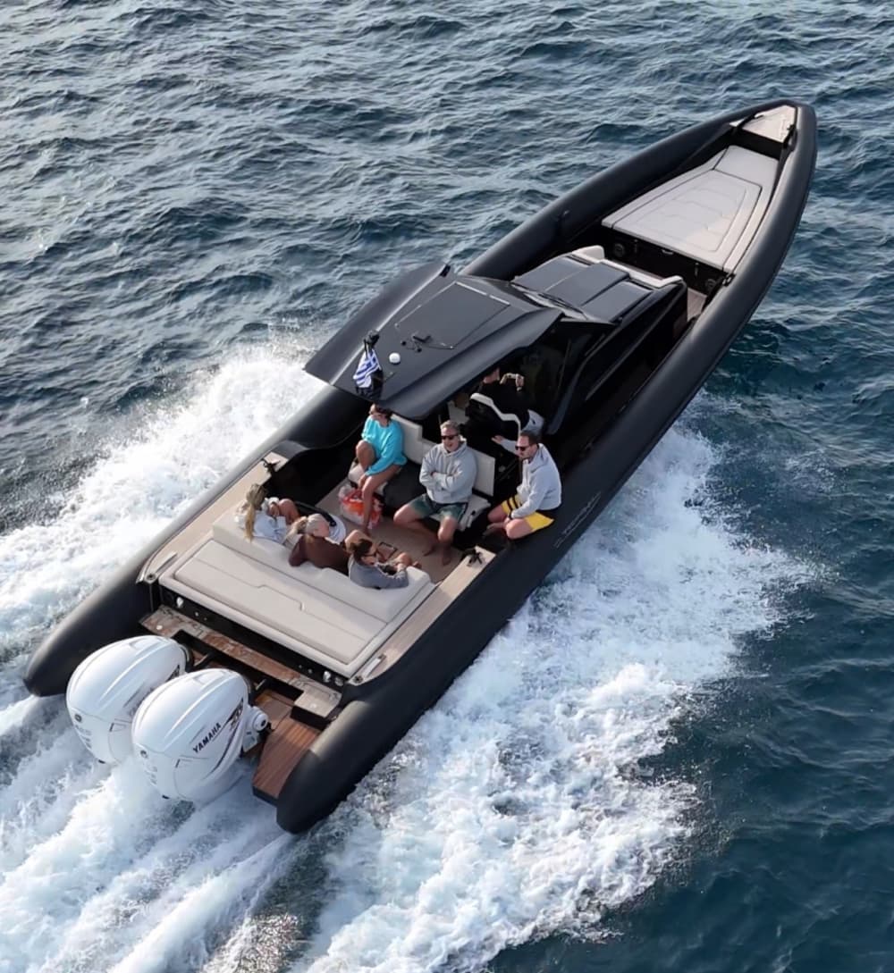 Vitt, blått och gudomligt: En heldag på en motorbåt