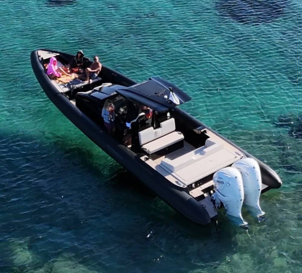 Vitt, blått och gudomligt: En heldag på en motorbåt