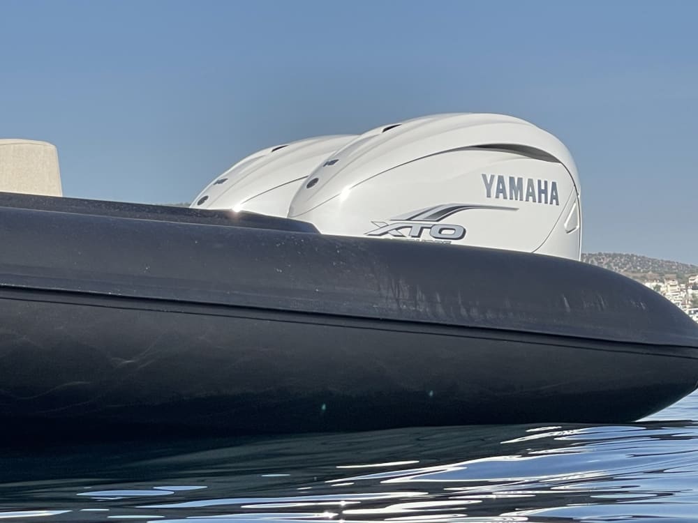 Vitt, blått och gudomligt: En heldag på en motorbåt