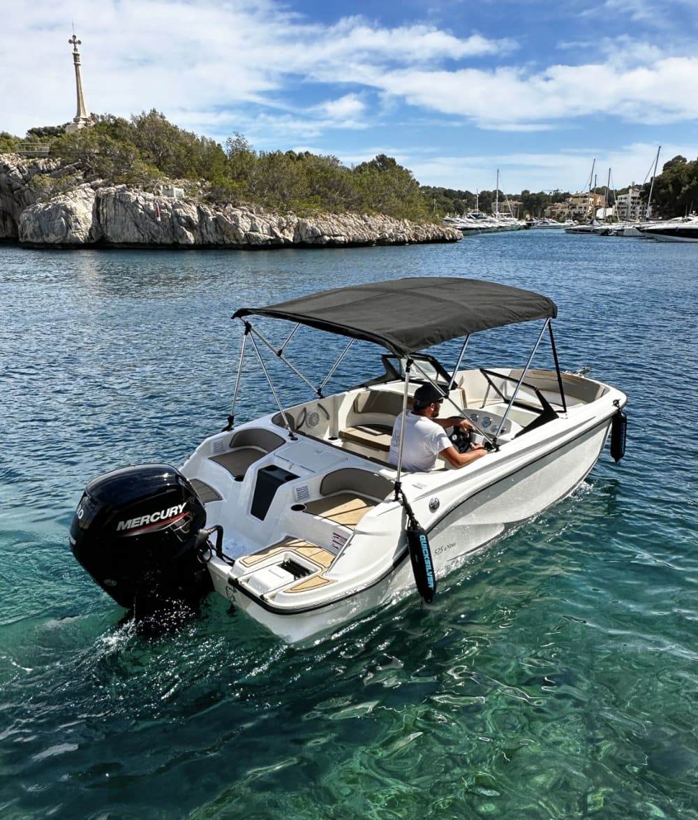 Entdecken Sie die Küste von Santa Ponsa: Ein kompletter Tagesausflug an Bord eines Motorboots