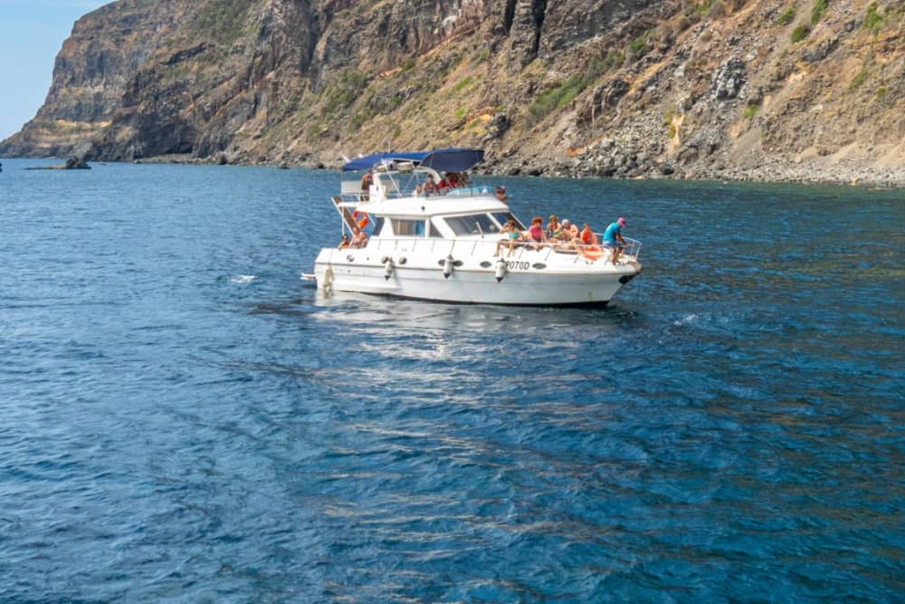 Lusso ridefinito a Pantelleria: una giornata indimenticabile su uno yacht a motore.