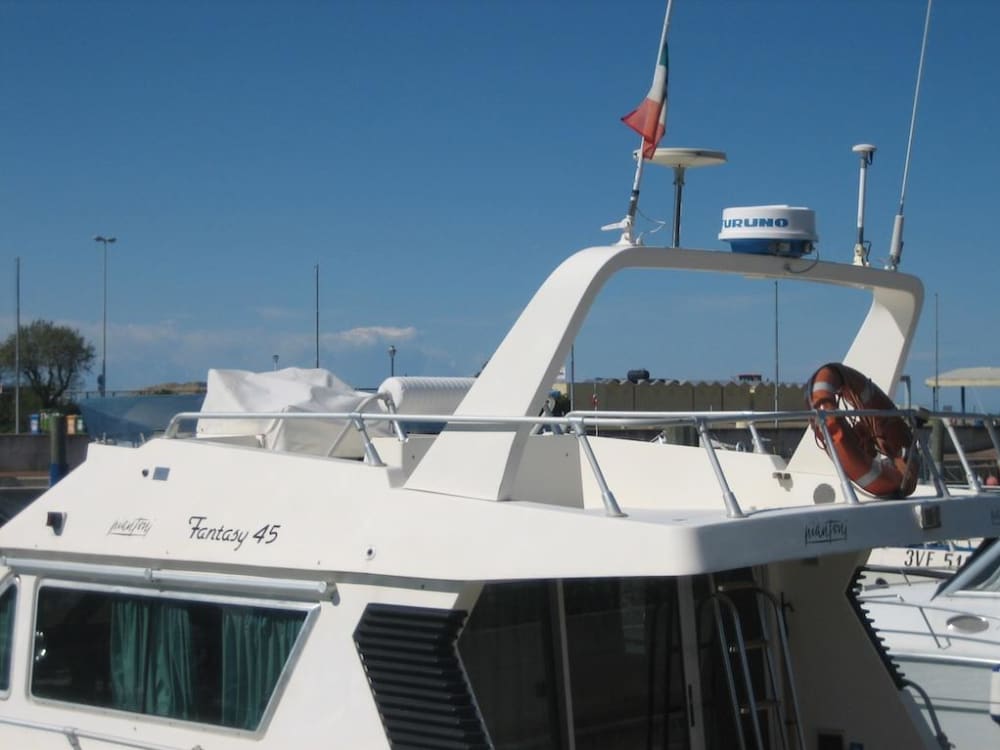 Le luxe réinventé à Pantelleria : une journée inoubliable sur un yacht à moteur
