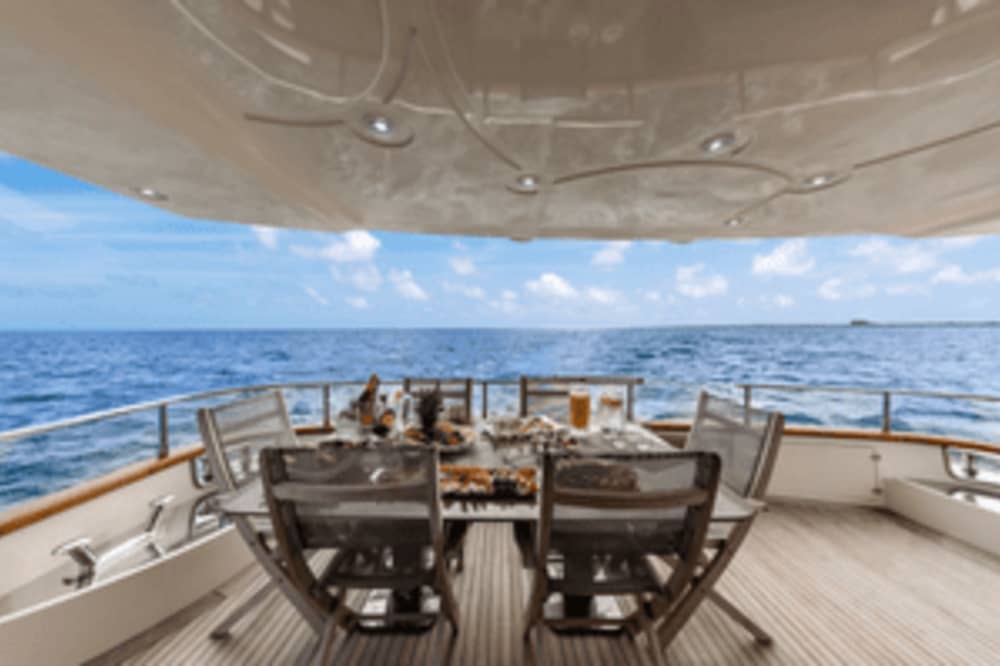 Luxe 80ft Azimut superjacht charteren in Cancun – Flybridge jacht