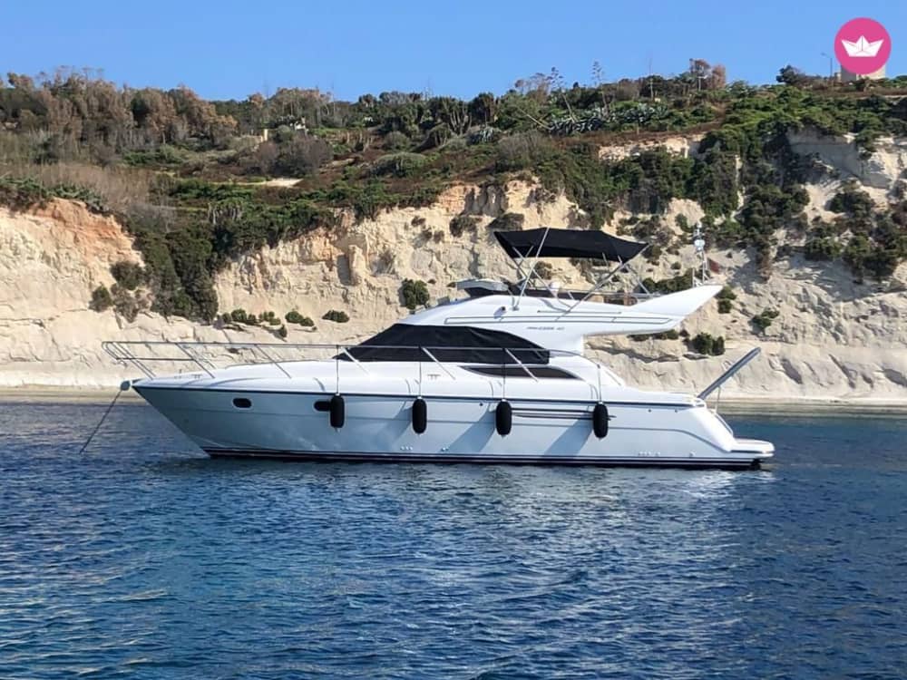 Embarquez pour une journée exceptionnelle dans les eaux cristallines de Malte à bord de notre Princess 40 Fly