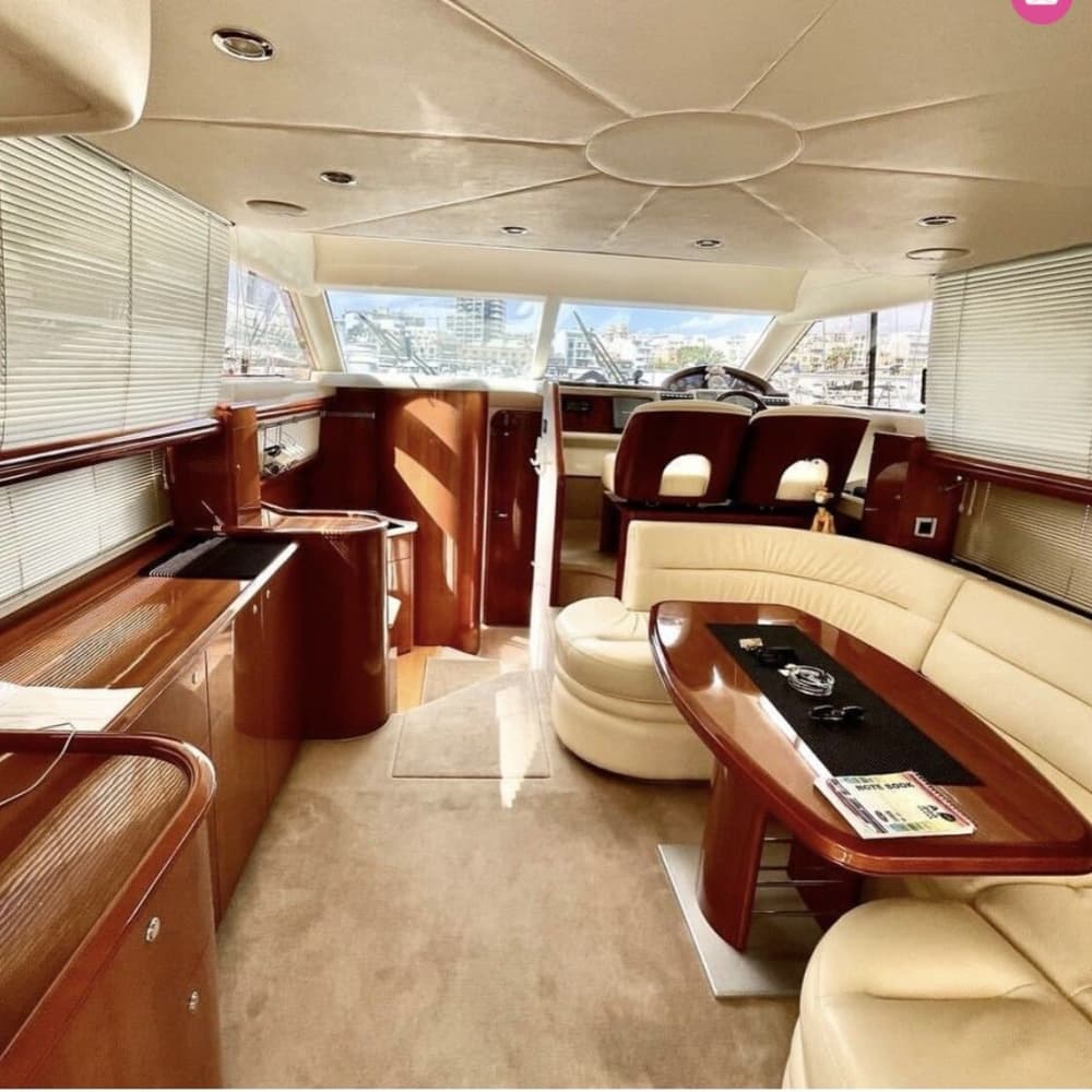 Embarquez pour une journée exceptionnelle dans les eaux cristallines de Malte à bord de notre Princess 40 Fly