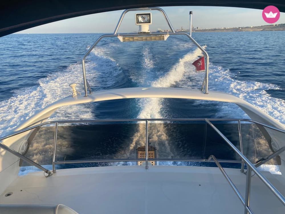 Embarquez pour une journée exceptionnelle dans les eaux cristallines de Malte à bord de notre Princess 40 Fly