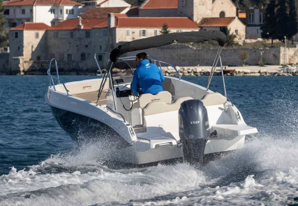 En dag runt Brač: Njut av 9:30 upptäcktsfärder på en motorbåt