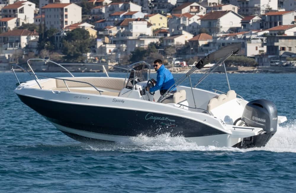 En dag runt Brač: Njut av 9:30 upptäcktsfärder på en motorbåt