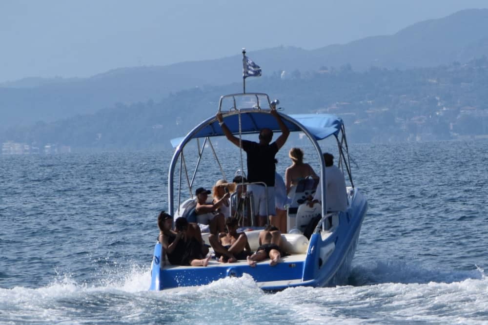 Enjoy 9h on a motorboat in Platamon