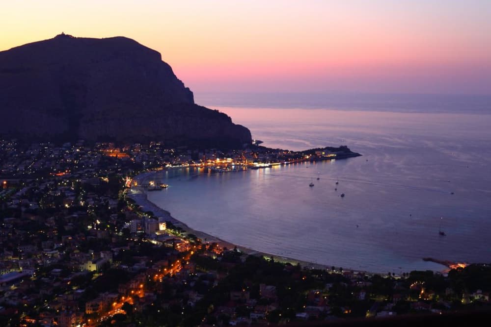 Tour al tramonto: la fuga costiera di Mondello