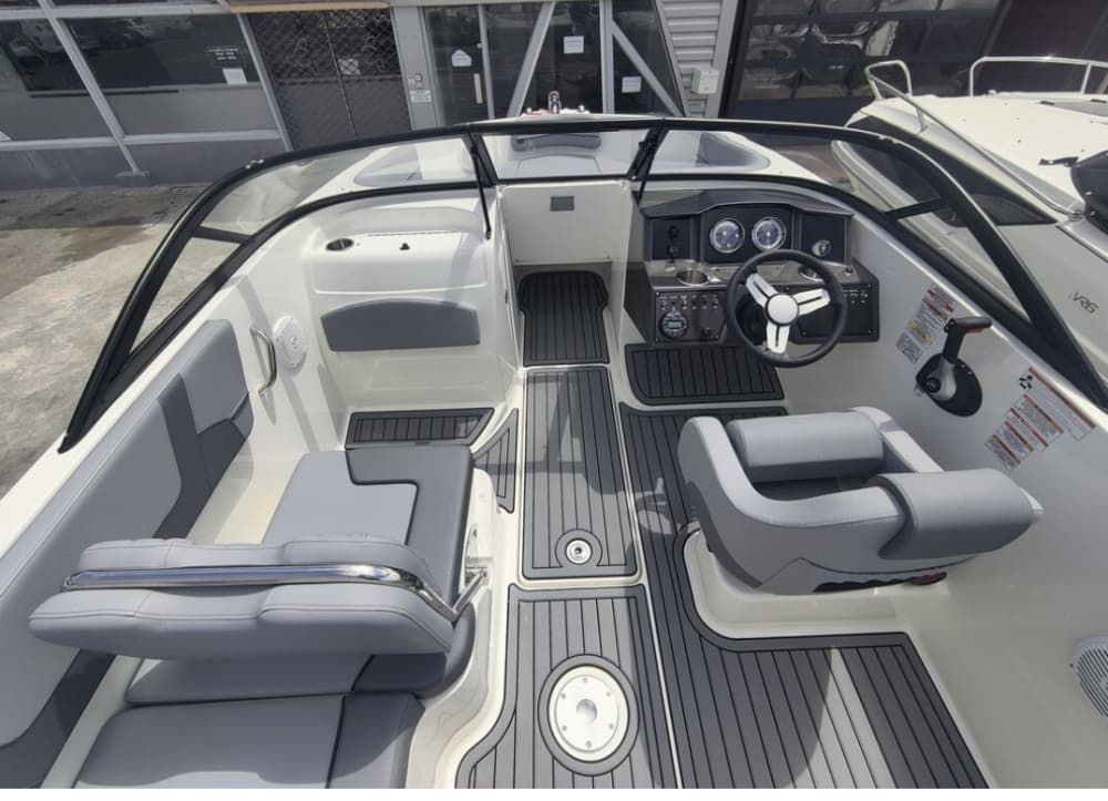 Détente à Fréjus Plage : 9h de soleil sur un bateau à moteur