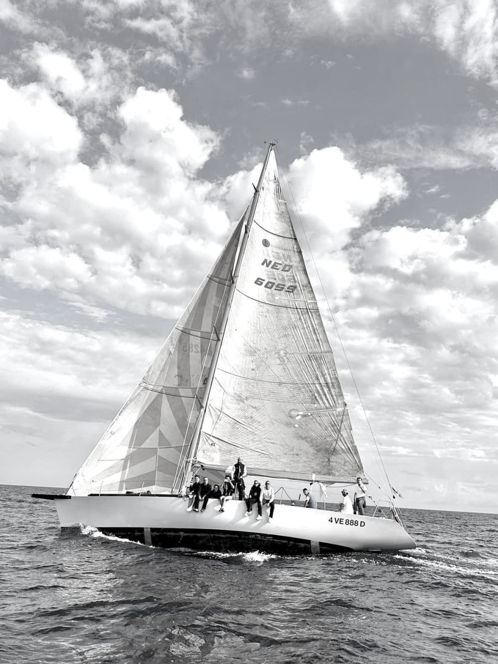 Goditi una giornata in mare a Marina di Pisa a bordo di una barca a vela.