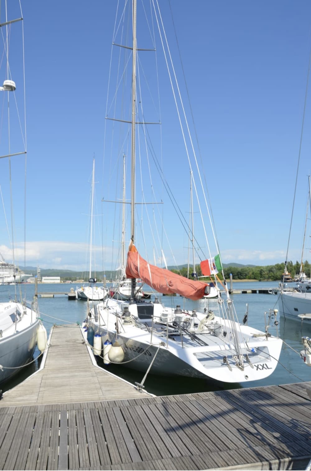 Goditi una giornata in mare a Marina di Pisa a bordo di una barca a vela.