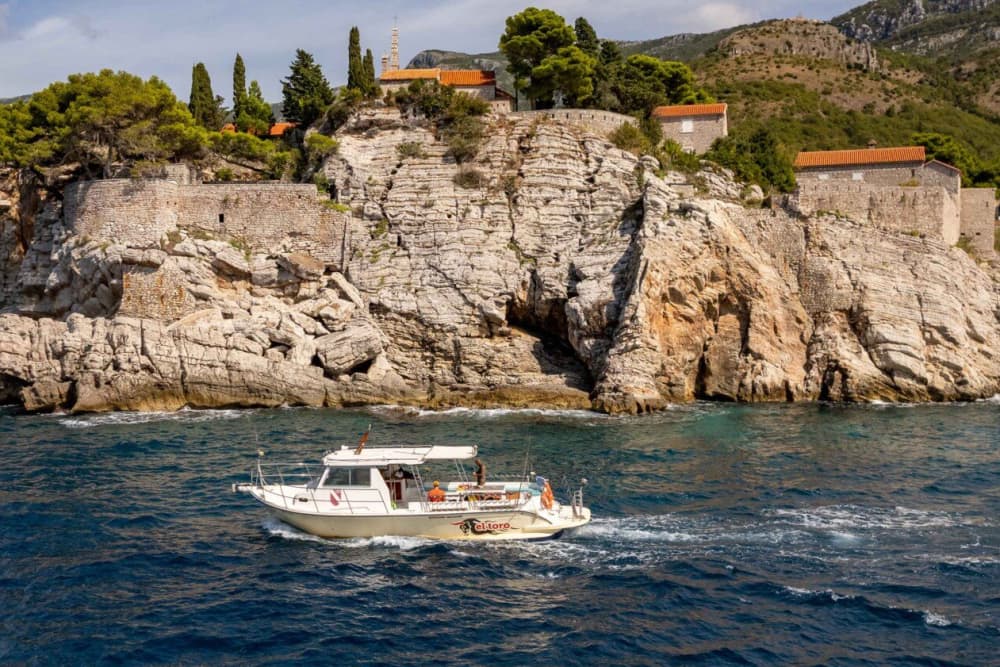 Исследуйте прибрежные сокровища Будвы: полудневный тур на Свети-Стефан, пляж Яз и многое другое